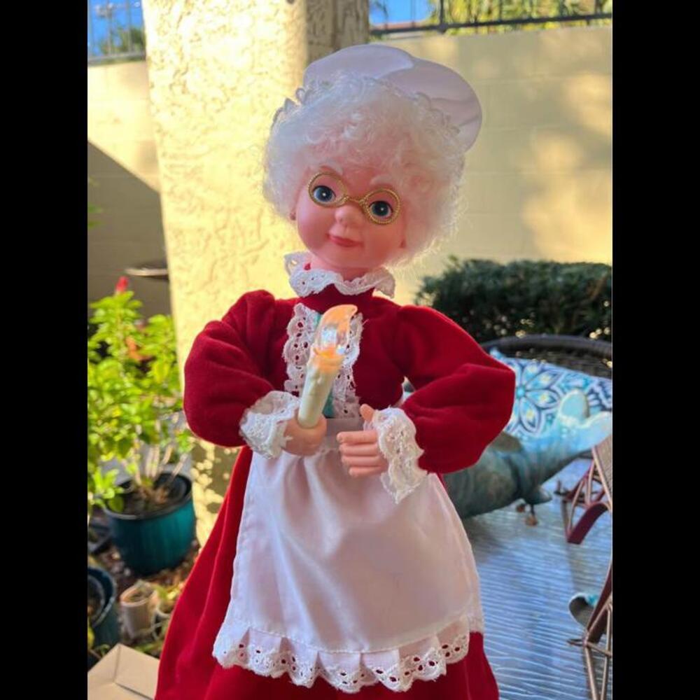 RENNOC Animated and Illuminated Santa and Mrs Claus in Box
